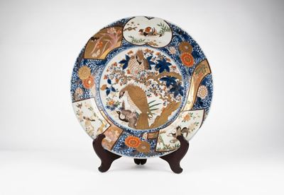 Piatto in porcellana Imari, Giappone, XIX secolo, diametro cm 48,5