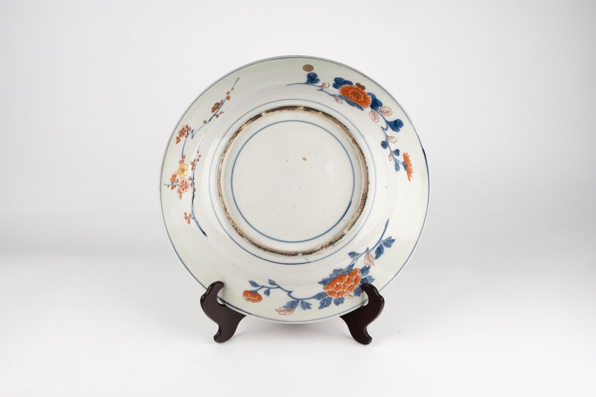 Piatto in porcellana Imari, Giappone, XIX secolo, diametro cm 48,5