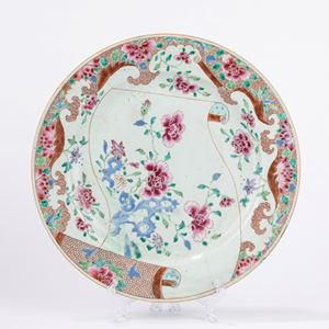 Piatto in porcellana famiglia rosa, decorato a motivi floreali. Cina, secolo XVIII