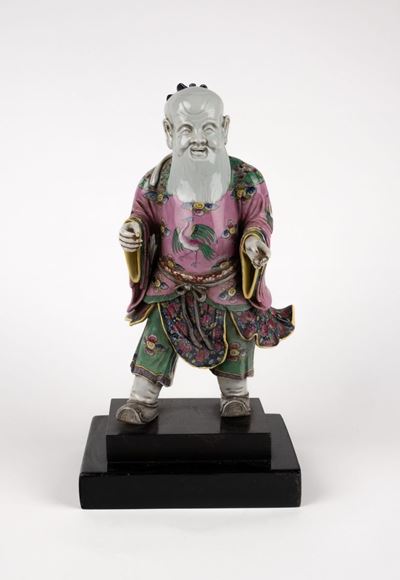 Figura in porcellana policroma raffigurante un saggio, Cina, secolo XX