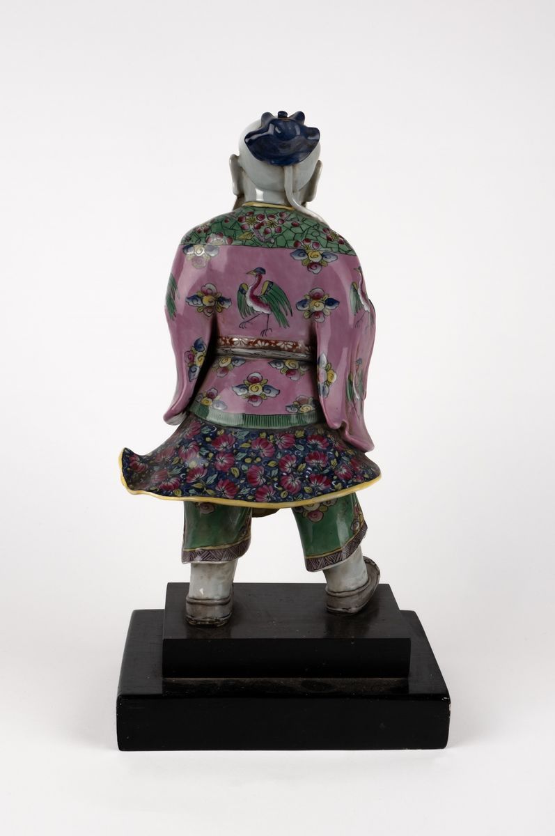 Figura in porcellana policroma raffigurante un saggio, Cina, secolo XX