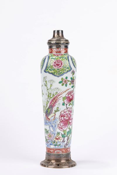 Vasetto in porcellana Famiglia Rosa decorato con motivi floreali, Cina, secolo XX