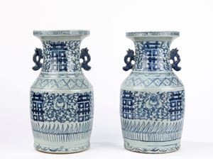 Due vasi in porcellana bianca e blu, biansati, decorati con ideogrammi. Cina, secolo XX