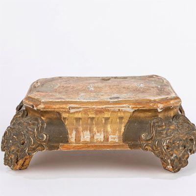 Base in legno intagliato con mascheroni, Inizio secolo XIX