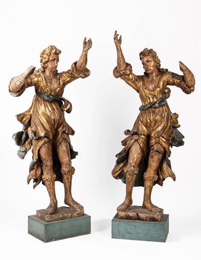 Coppia di Sculture in Legno Intagliato, Laccato e Dorato, Raffiguranti Angeli. Italia Centrale, S...