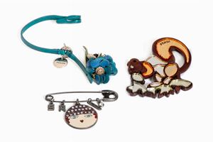 Lot comprising two brooches and a charm