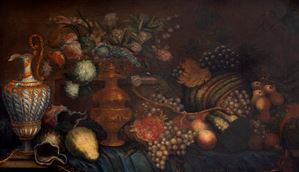 Frutta, fiori, vasellame e conchiglie su un tavolo