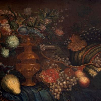 Frutta, Fiori, Vasellame e Conchiglie su un Tavolo