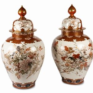 Two polychrome porcelain Kutani vases with lids, Japan, 20th century