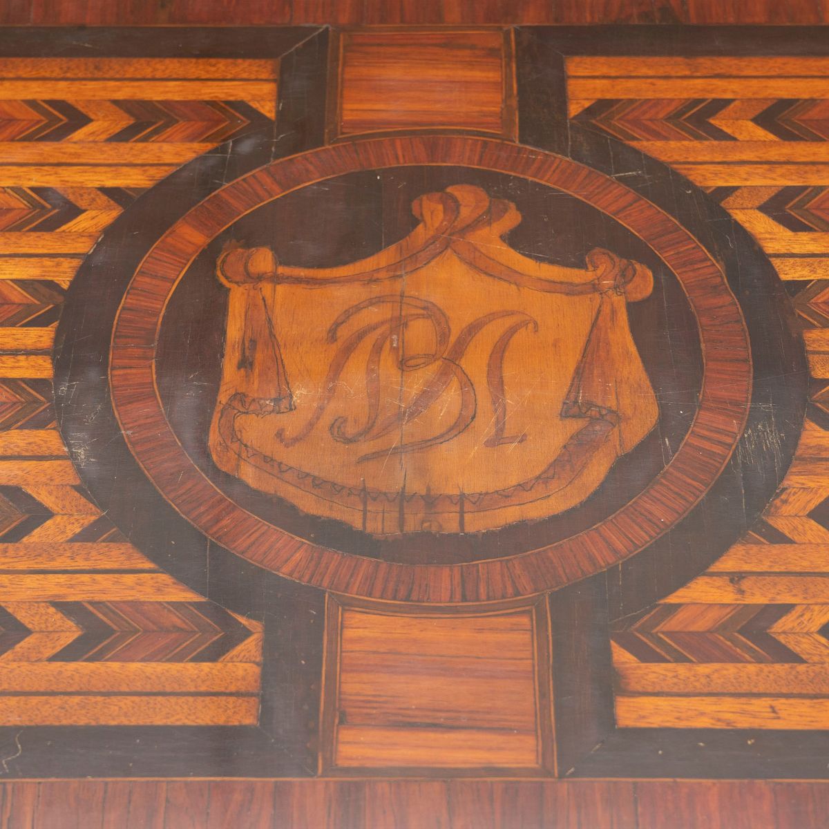 Due Tavoli da Gioco Luigi XVI in Legno Intarsiato, con Stemma Nobiliare sul Piano, Secolo XVIII