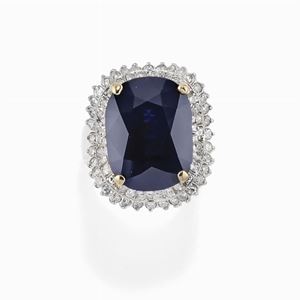 Anello con zaffiro e diamanti