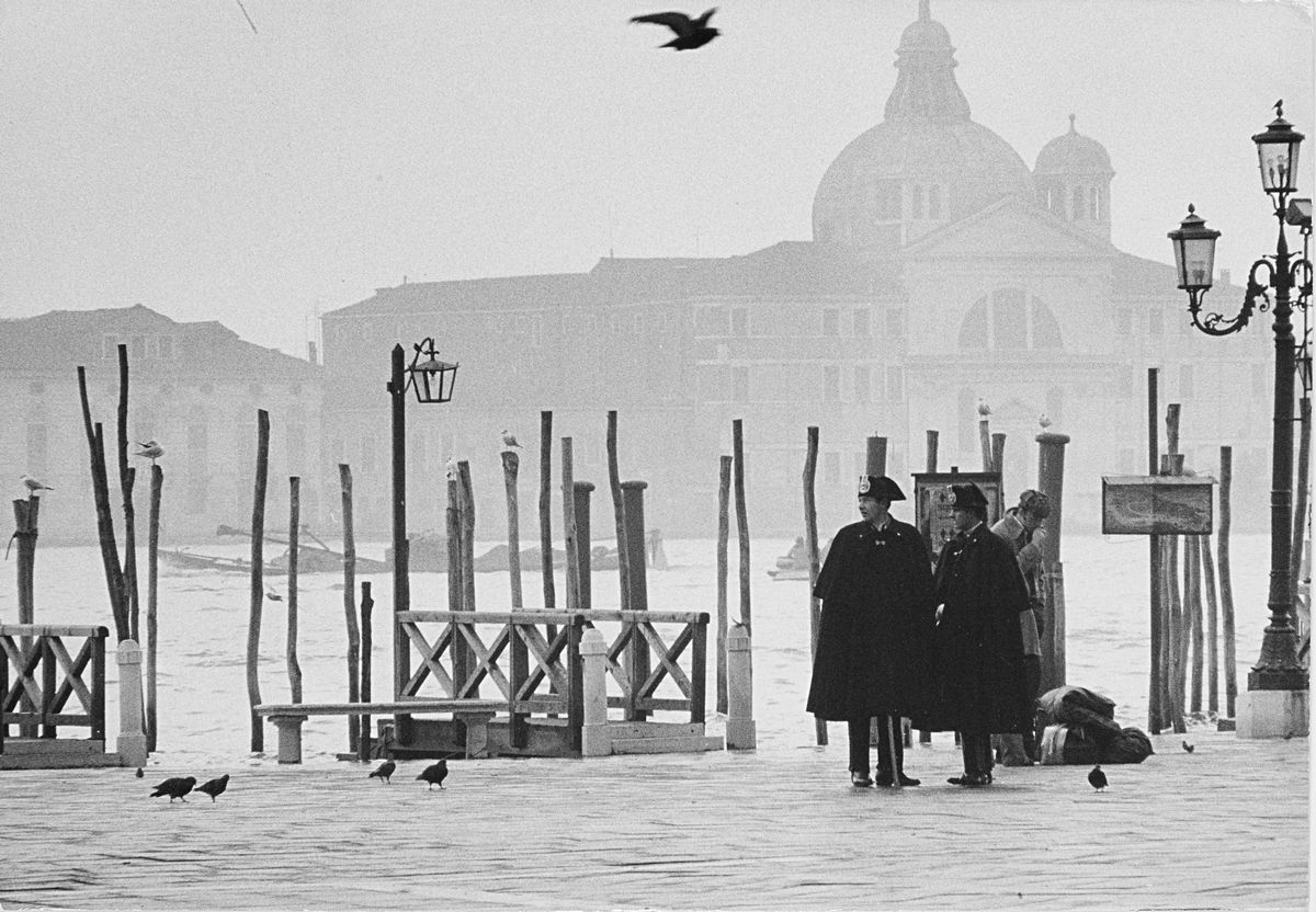 Uliano Lucas - Venezia: Carabinieri a Piazza S. Marco anni 1970