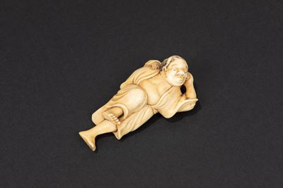 Masamitsu, Netsuke in avorio raffigurante uomo sdraiato con bambino