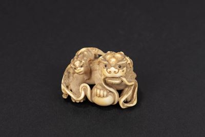 Unsho Hakuryu, Netsuke/Okimono in avorio raffigurante due shishi, Giappone, Kyoto, metà XIX secol...