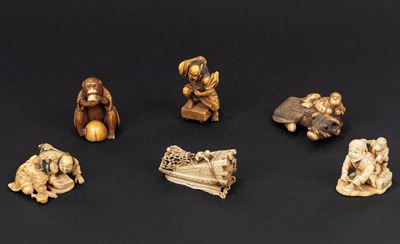 Netsuke di vari autori, Lotto composto da sei okimono in avorio, Giappone, periodo Meiji