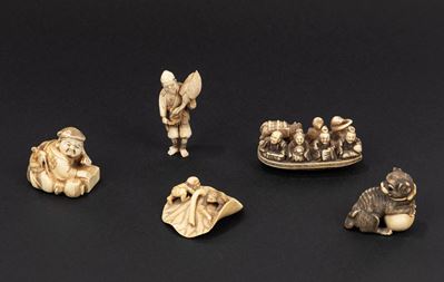 Netsuke/Okimono giapponesi, lotto di cinque pezzi in avorio, periodo Meiji