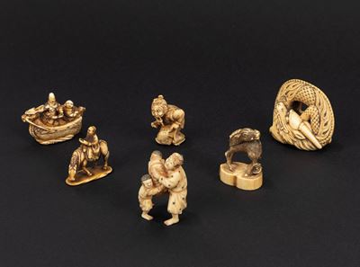 Netsuke/Okimono, Lotto di sei sculture in avorio, Giappone, periodo Meiji