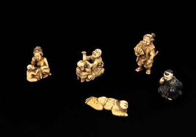 Netsuke/Okimono in avorio, cinque esemplari giapponesi, periodo Meiji