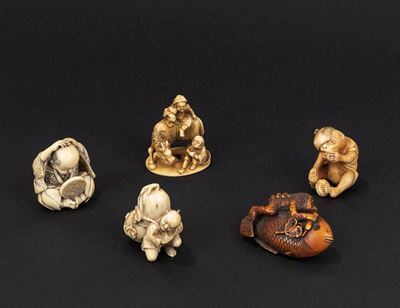 Netsuke/Okimono, Lotto composto da cinque sculture in avorio, Giappone, periodo Meiji (1868-1912)