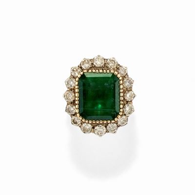 Anello in oro giallo 18k e argento con pietra verde taglio smeraldo e diamanti