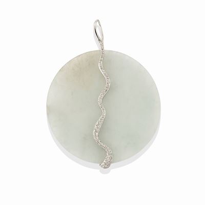 Pendente con giadeite e serpente stilizzato in diamanti, oro bianco 18k