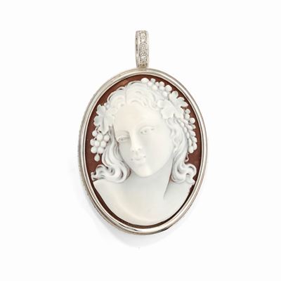Pendente con cammeo femminile in oro bianco 18k, con diamanti