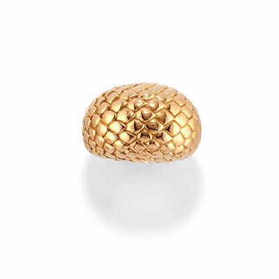 Anello in oro giallo 18k, forma bombata con decoro a squame