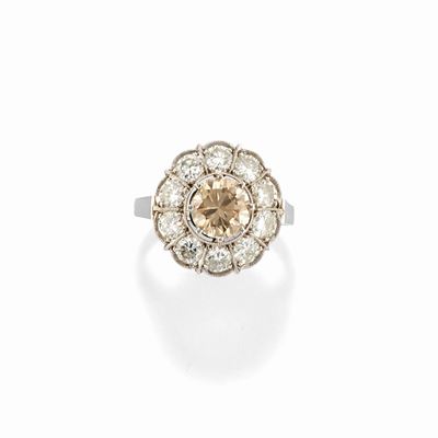Anello in oro bianco 18k con diamante brown e contorno di diamanti