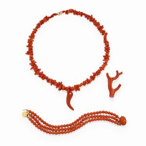 A 18k yellow gold and Mediterranean red coral lot of jewels